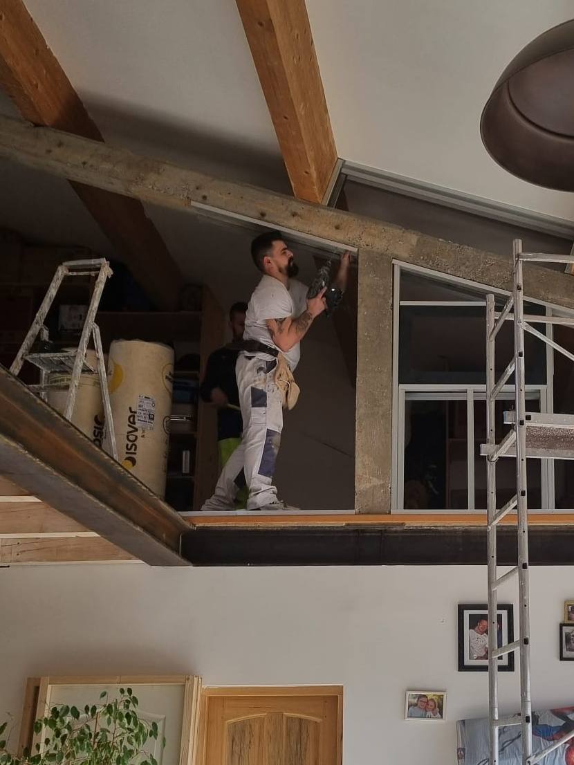 Florian Cabassut, peintre en bâtiment, au travail sur un chantier de rénovation dans le Luberon