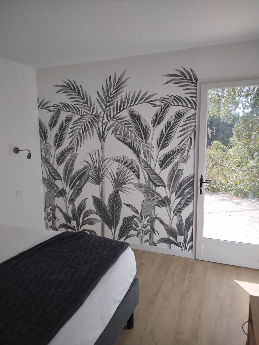 Chambre avec papier peint panoramique feuillage noir et blanc