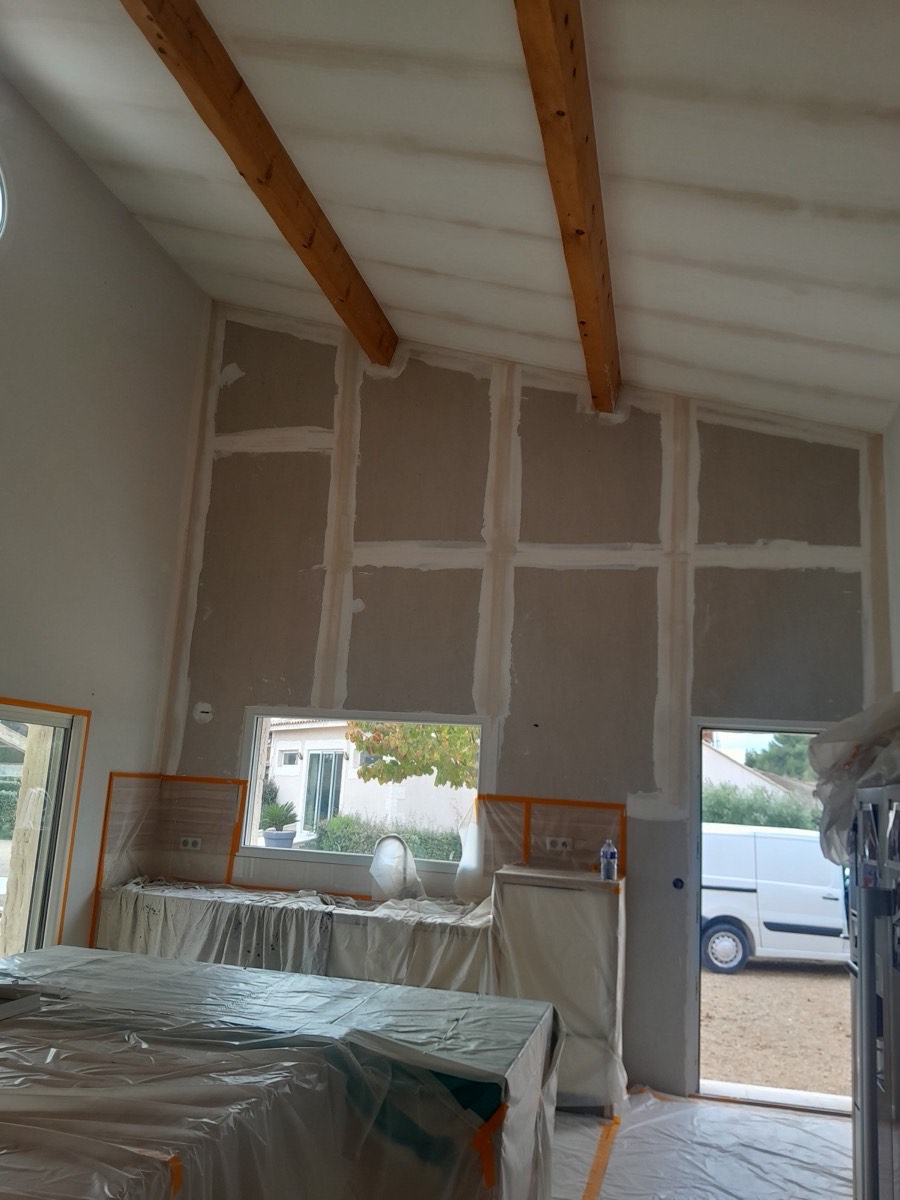 Préparation des murs : bandes d'enduit et plafond à la sous-couche avant peinture